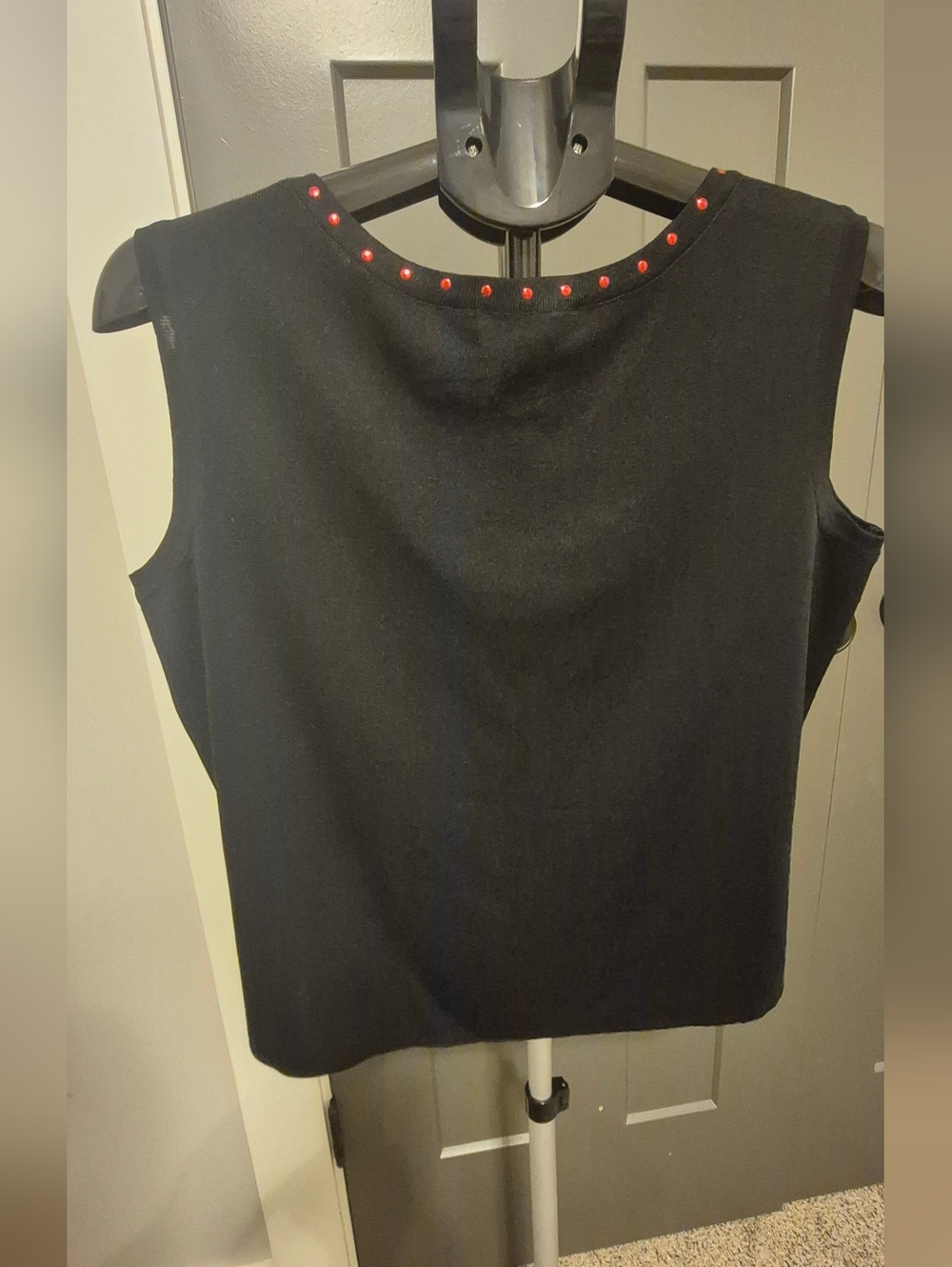Ming Wang Black Sleeveless Knit Top Red Stud Neckline Size L Classic Career - Picture 3 of 5